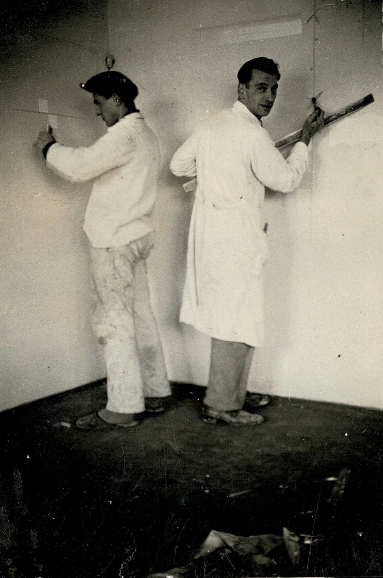 Rechts Helmut Rothe während der Wandgestaltung mit einem Arbeitskollegen